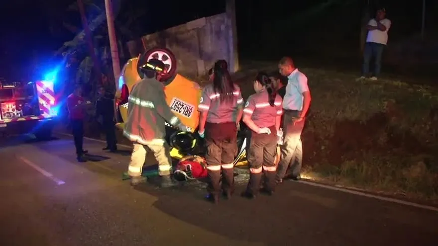 Bomberos rescatan a un hombre atrapado