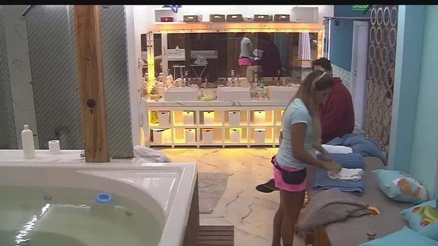 Kathy se enoja con Ángel