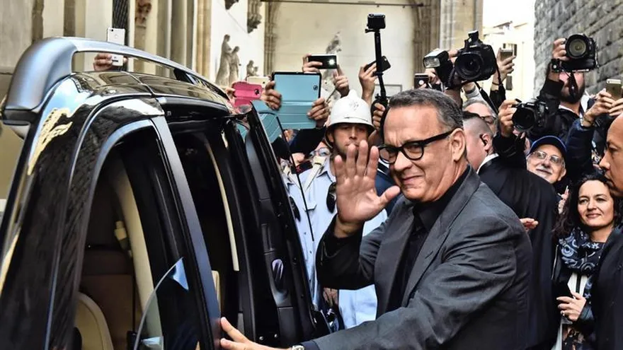 El actor estadounidense Tom Hanks se despide de los fans tras asistir a la presentación de la película "Inferno" en el Palazzo Vecchio de Florencia, Italia.