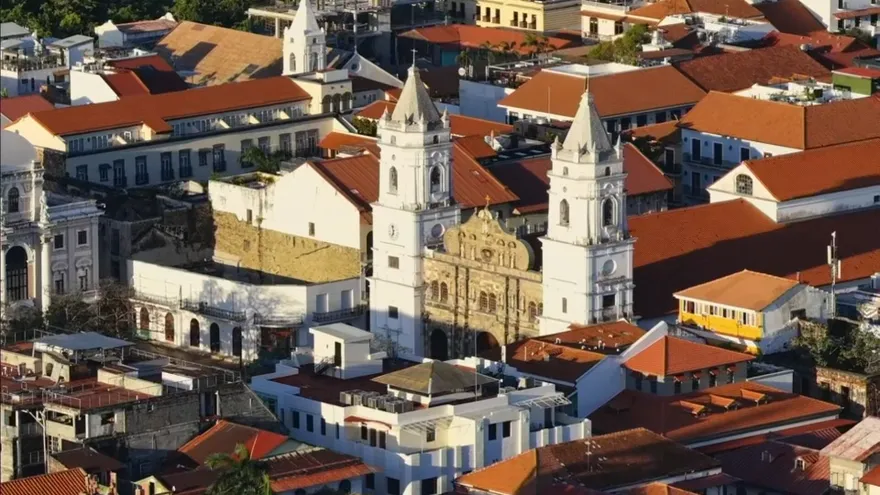 Vista de la catedral metropolitana en el Casco Antiguo de la ciudad de Panamá.