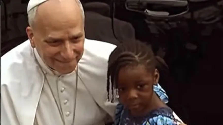 Papa León XIV comparte un momento emotivo con una niña en Bamenda