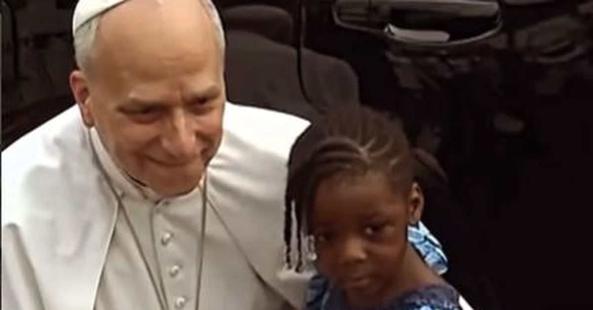 Momento viral: niña rompe el protocolo y abraza al papa León XIV en Bamenda, Camerún