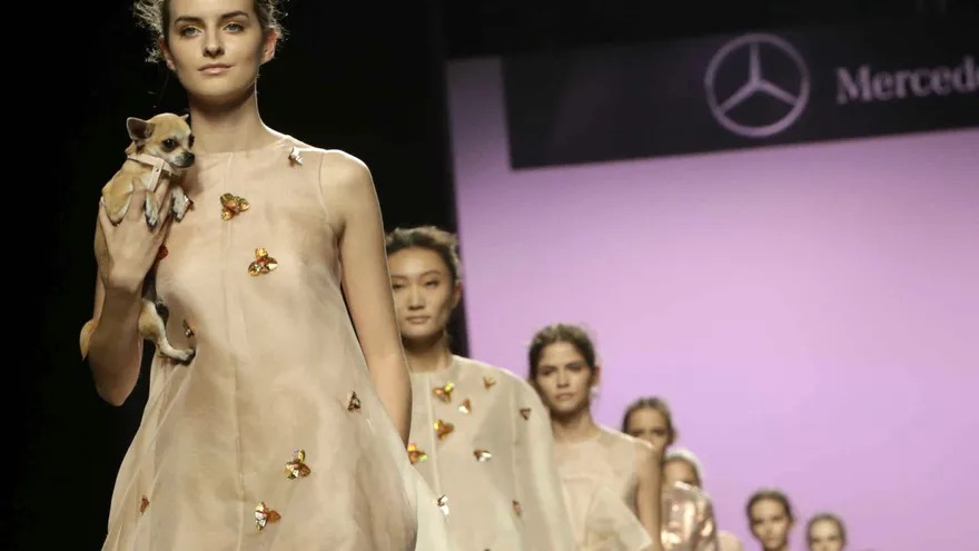 Varias modelos lucen piezas de los mejores diseñadores durante la presentación de su colección primavera-verano de 2016, en la tercera jornada de la 62 edición de la Mercedes-Benz Fashion Week Madrid (MBFWM), que se celebra en el recinto ferial Ifema