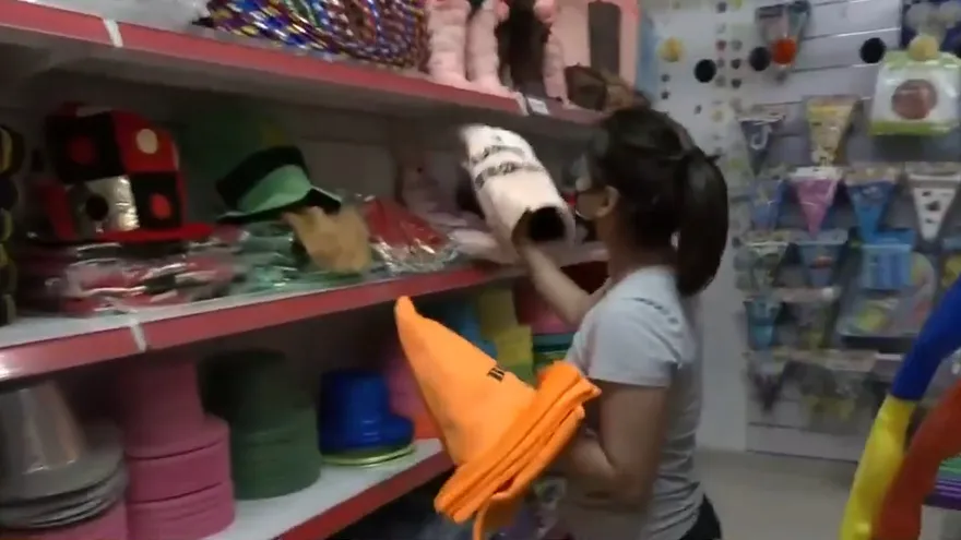 Comercios de la Avenida Central en precarnaval