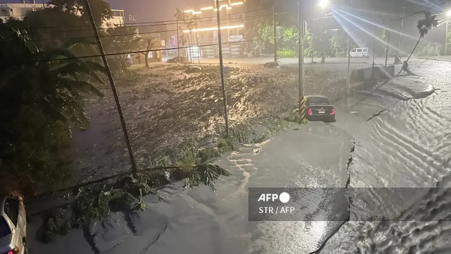 Coches varados mientras el barro cubre un vecindario después de que el agua de una represa de deslizamiento de tierra rota inundara la zona en Hualien el 23 de septiembre de 2025, como resultado de las fuertes lluvias debido al Super Tifón Ragasa.