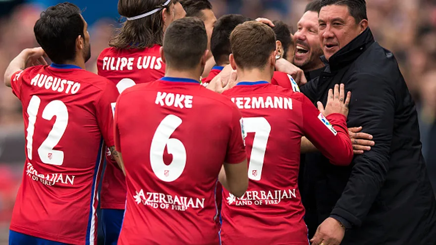 Jugadores del Atlético de Madrid celebran con el técnico Diego Simeone y el asistente Germán Burgos