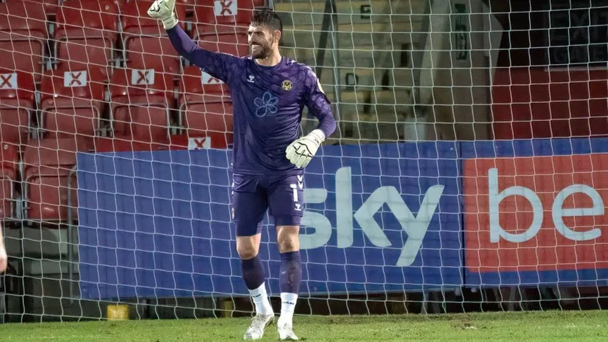 Un arquero inglés bate récord del gol desde mayor distancia