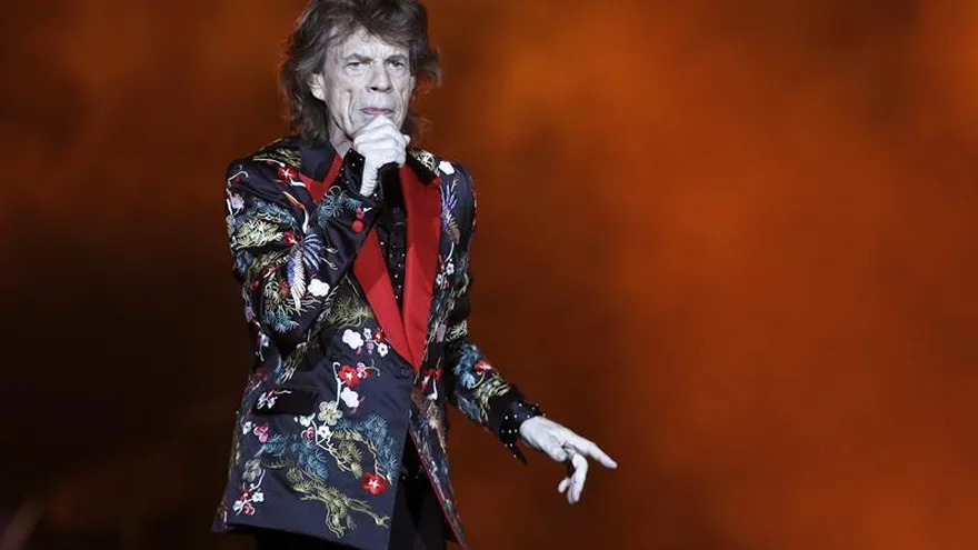 El cantante británico Mick Jagger actúa durante un concierto de The Rolling Stones en el marco de su gira europea "No Filter".