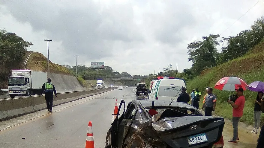 Auto choca contra el muro de contención de la autopista Panamá-Colón
