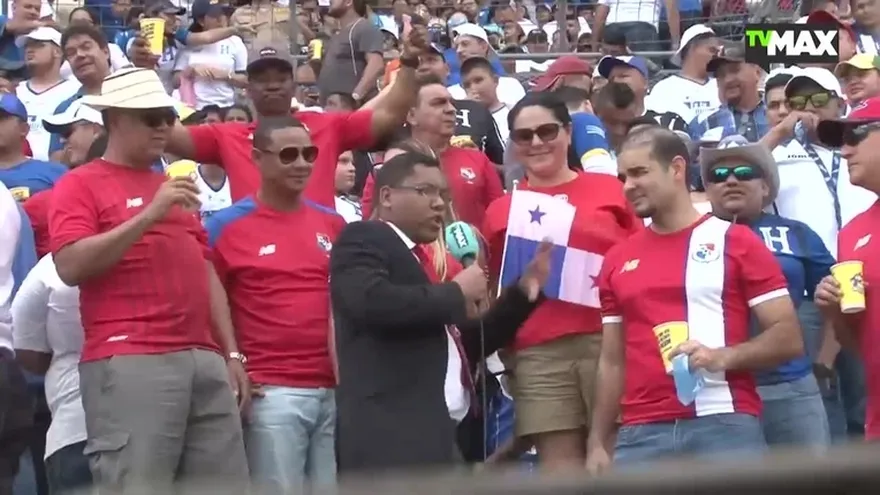 Estamos en las graderías, acompañando a los panameños que viajaron a apoyar a la Sele
