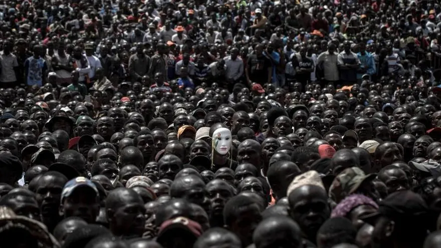 Cientos de partidarios de la oposición keniana National Super Alliance (NASA) y de su líder Raila Odinga participaban en la ceremonia de juramentación de Odinga en Nairobi, (Kenia) este martes.