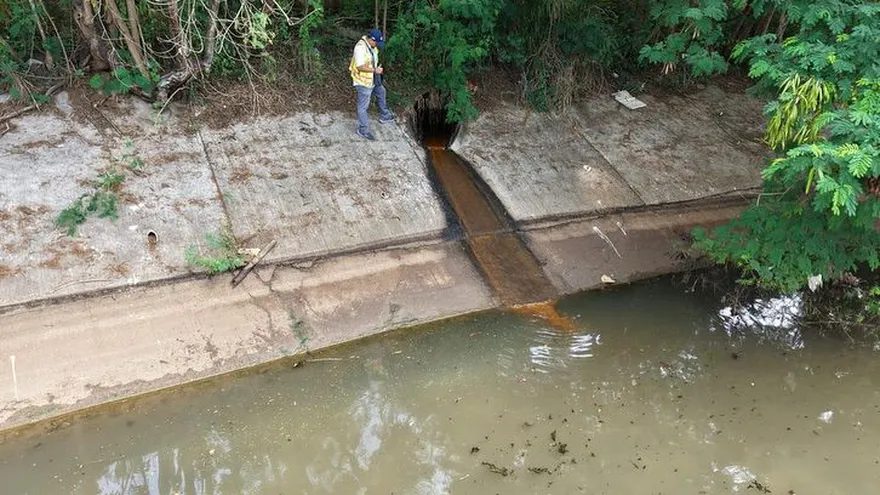 Contaminación: MiAmbiente ordena suspender operaciones tras derrame de hidrocarburos en el río Curundú