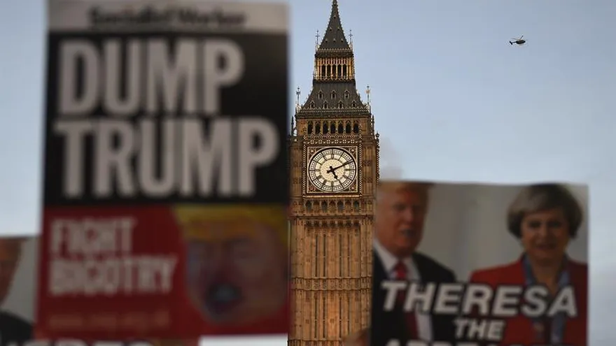 Varias personas manifiestan con pancartas a las afueras del Parlamento en Londres, Reino Unido, contra la visita del presidente de EE.UU., Donald J. Trump.