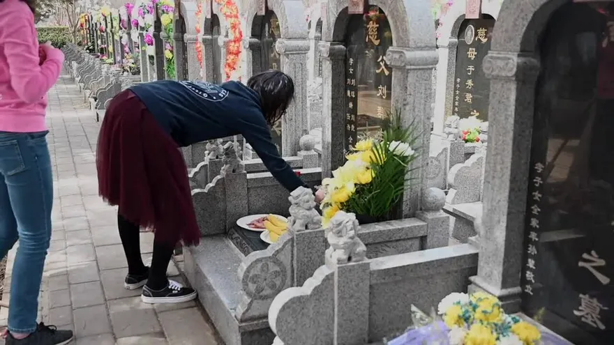 Chinos homenajean a sus ancestros limpiando sus tumbas