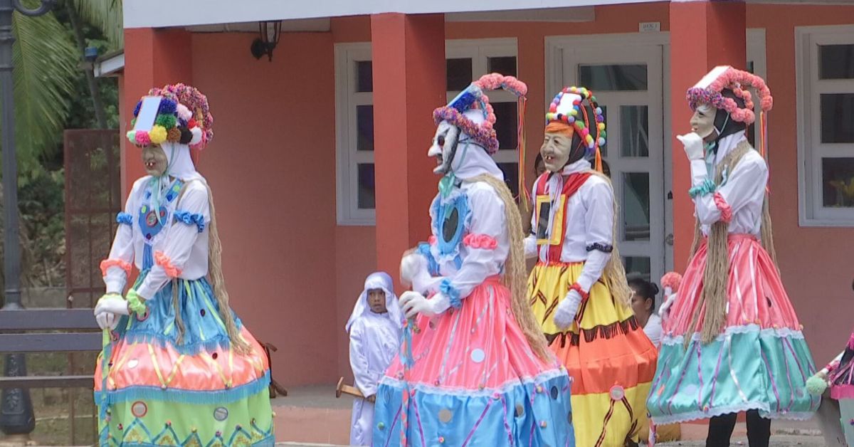 Diablos de todo el país se reúnen para exaltar tradiciones en Mi Pueblito