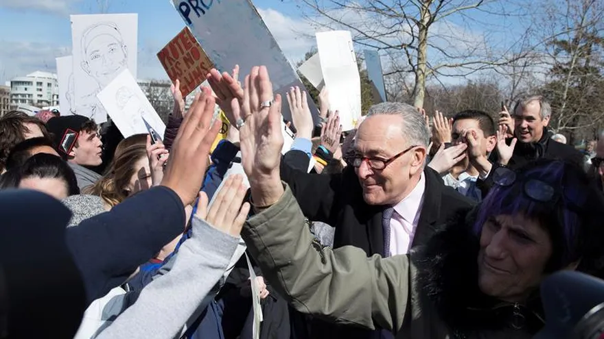 El líder de la minoría demócrata en el Senado de EE.UU., Chuck Schumer (c), participa en el paro realizado a nivel nacional para protestar contra la violencia por armas de fuego, ante el Capitolio en Washington DC, Estados Unidos.