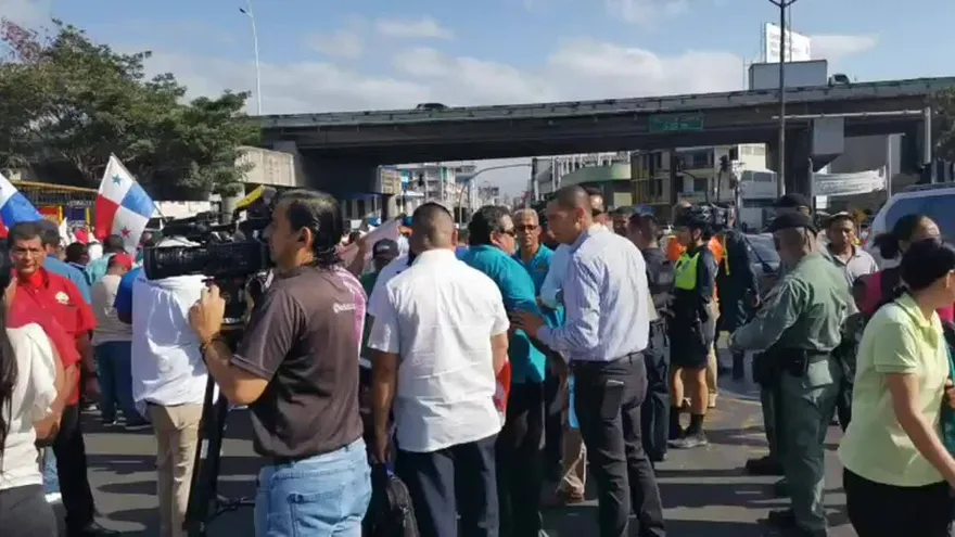 Transportistas se congregan para marchar a Presidencia