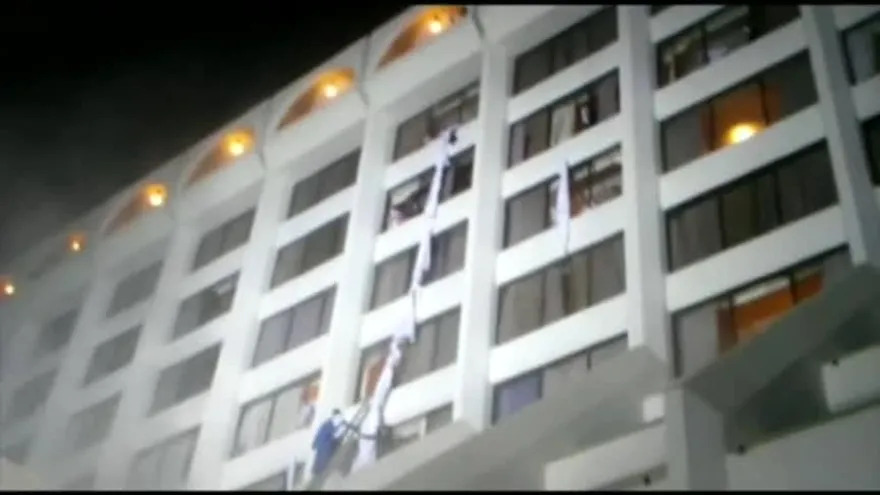 11 muertos y 75 heridos por incendio en hotel en Pakistán