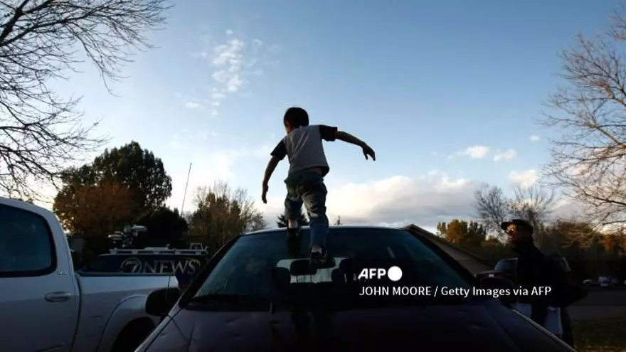 Falcon Heene, de 6 años, se sube al coche familiar frente a su casa el 15 de octubre de 2009 en Ft. Collins, Colorado. Falcon fue encontrado escondido en el ático de su casa después de que sus hermanos informaran erróneamente que viajaba a bordo de un globo experimental construido por su padre.