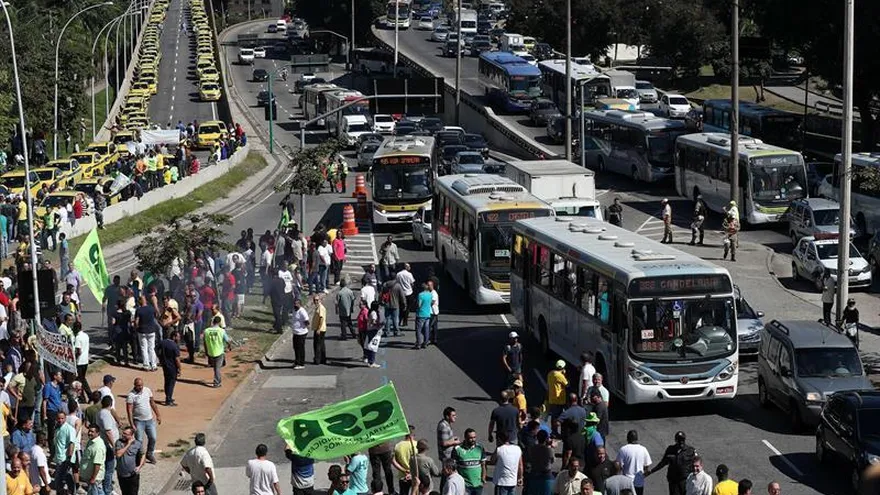 Conductores de taxis protestan ante la sede de la alcaldía en Río de Janeiro (Brasil).