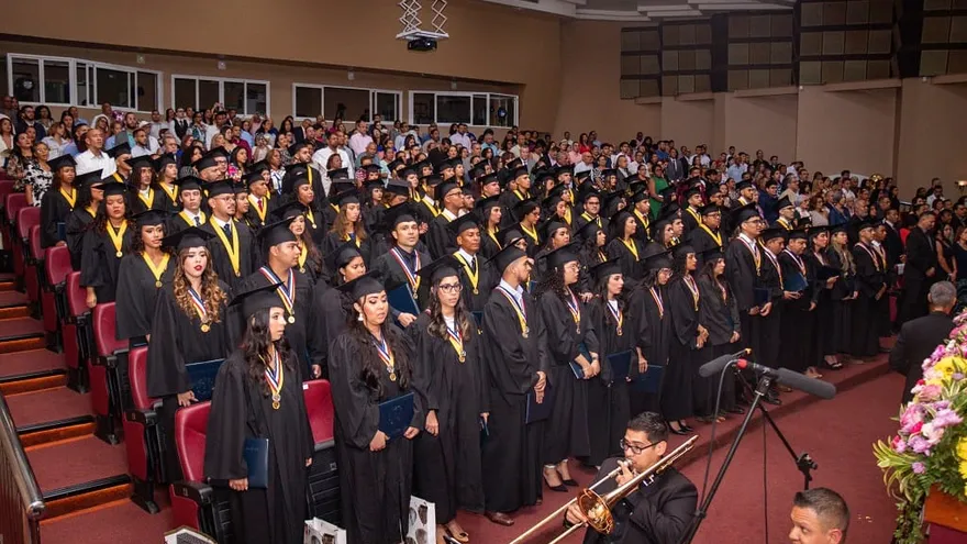 Universidad Tecnológica de Panamá gradúa a 305 nuevos profesionales en su promoción 2024.
