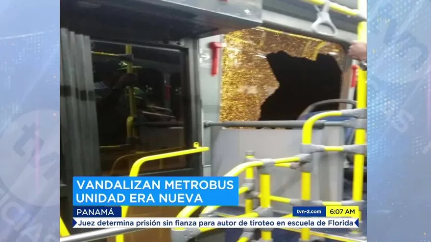 Vandalizan tres metrobuses