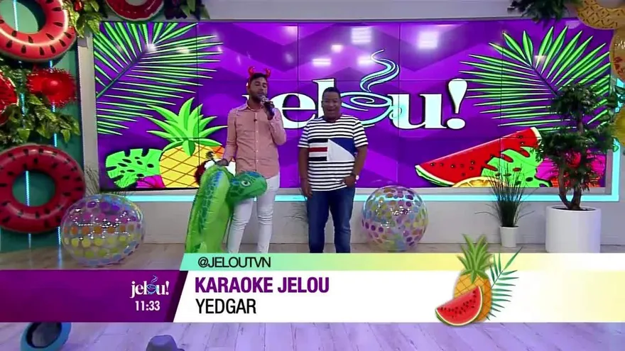Yedgar Carolina lo da todo en su Karaoke Jelou