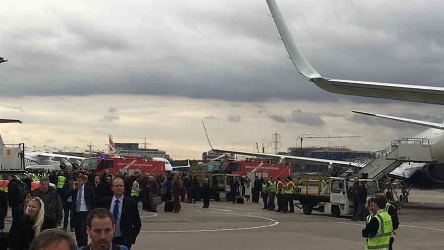 El aeropuerto londinense London City Airport fue evacuado hoy tras saltar una alarma de incendios después de producirse un incidente de naturaleza "química".