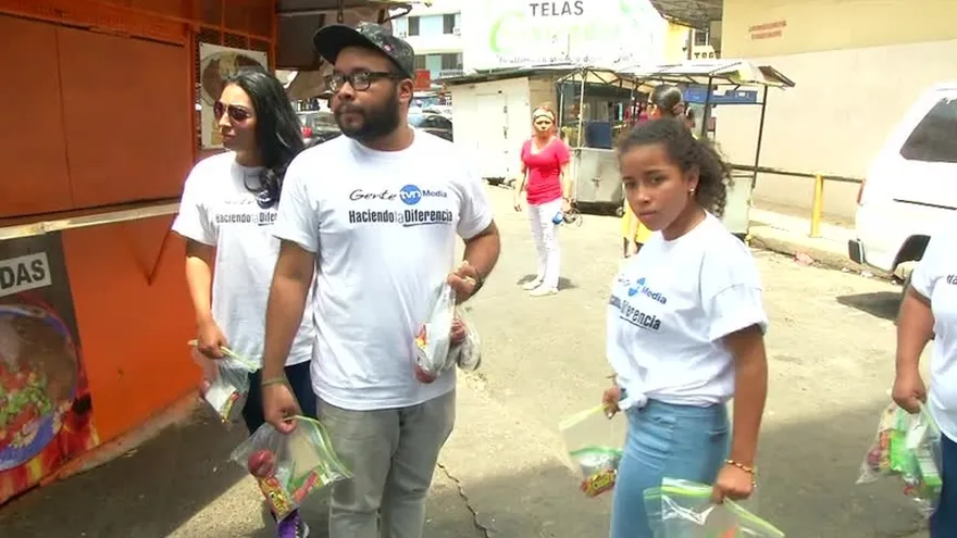 Gente TVN lleva el ‘Día de las Buenas Acciones’ a indigentes en la 5 de mayo