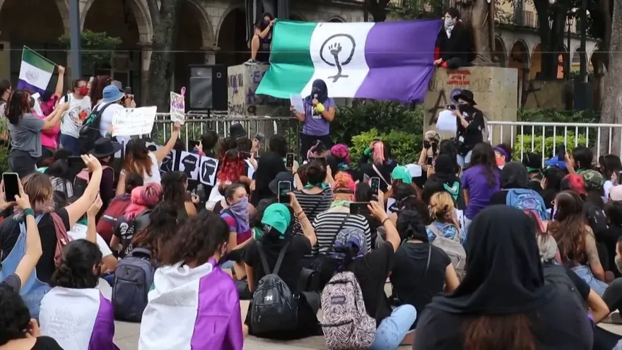 Mujeres protestan contra violencia machista en aniversario de independencia en México