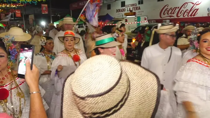Realizan el desfile de la pollera blanca en David