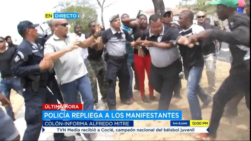 Manifestantes agreden al director de la Policía Nacional