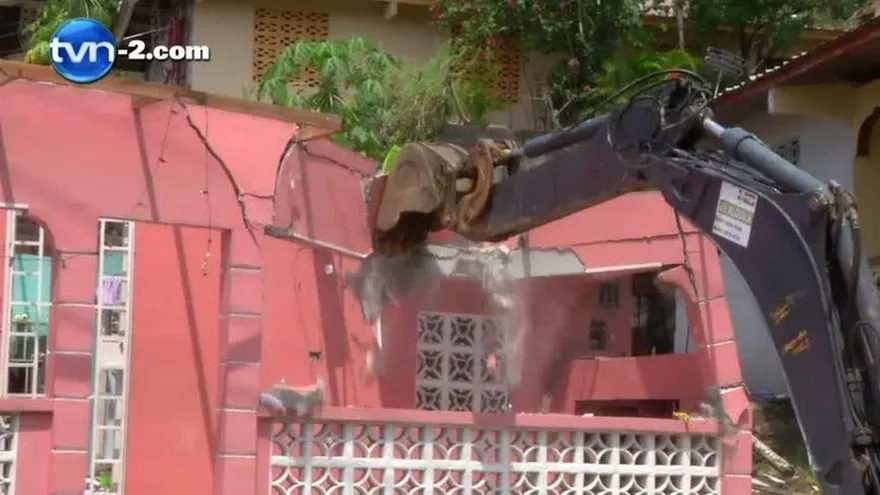 Empieza demolición de casas afectadas por deslizamiento de tierra