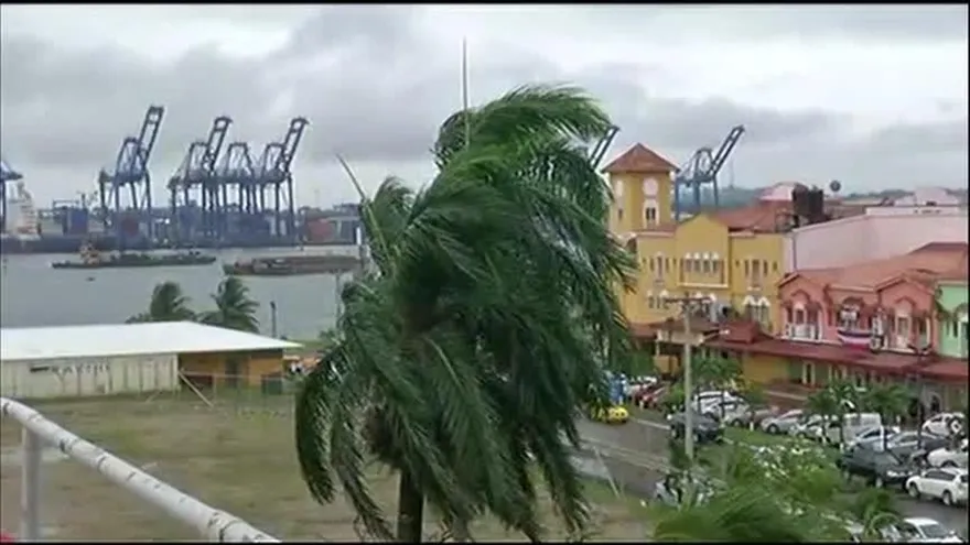 Reportan lluvia y fuerte brisa en Colón