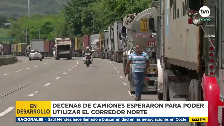 Decenas de camiones quedaron varados en el corredor norte en dirección a Colón