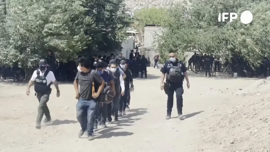 Policía halla a más de 200 migrantes hacinados en el norte de México