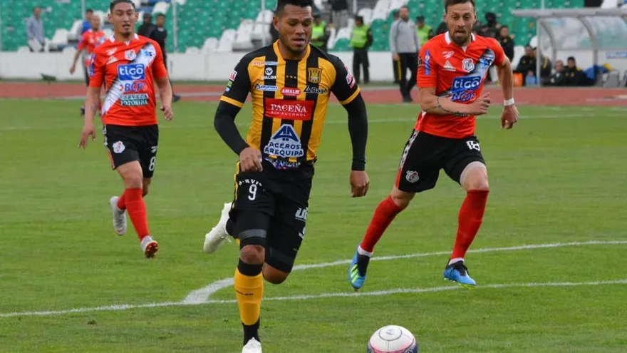 Rolando Blackburn con gol en The Strongest