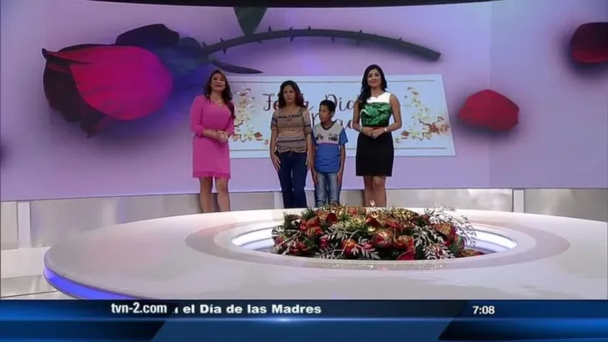 Tercera mamá premiada por video creativo realizado por sus hijos.