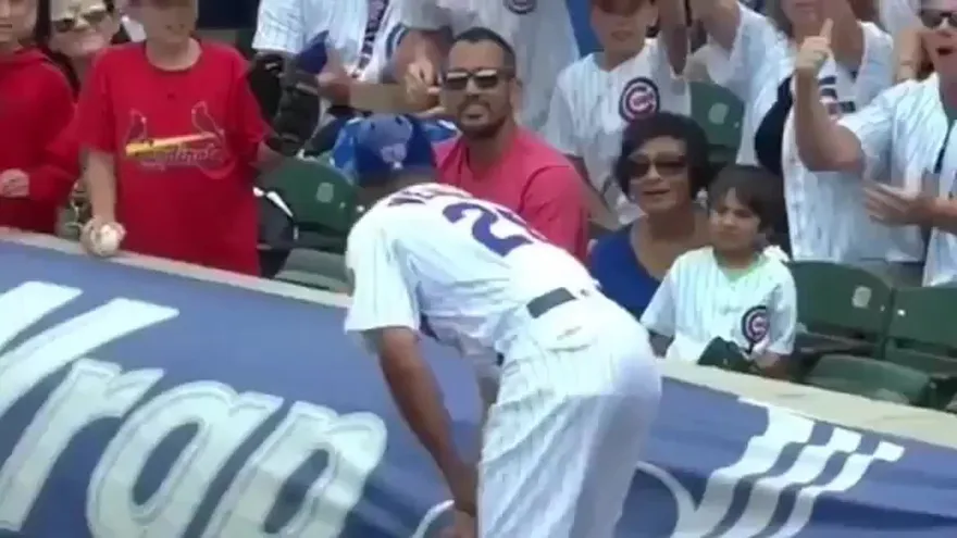 Insolito fanatico le roba la pelota a un niño