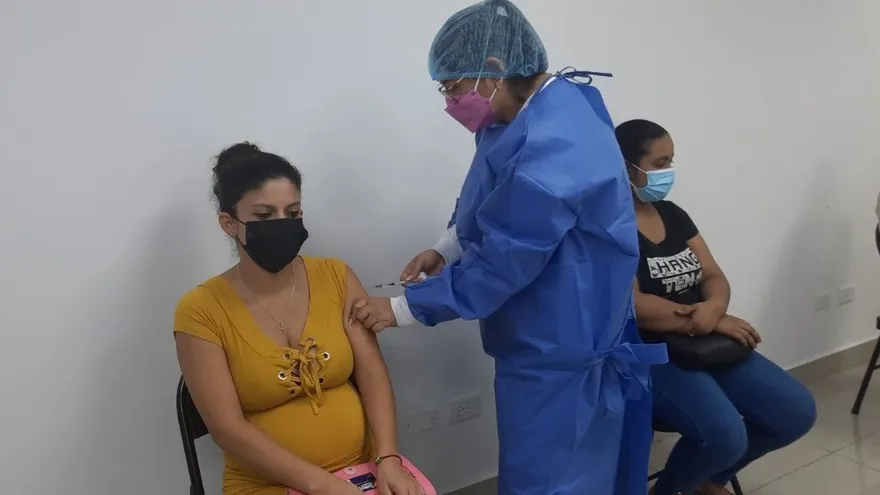 Mujer es vacunada en Los Andes Mall.