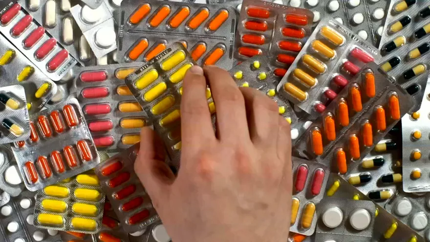 Uso inadecuado de antibióticos acelera resistencia antimicrobiana, alerta la OMS