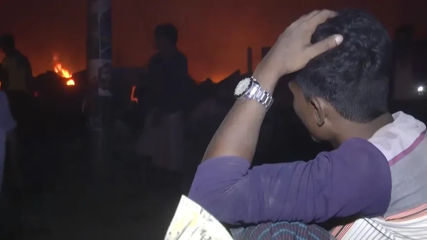 Un incendio en un campo rohinyá en Bangladés deja al menos 15 muertos y 400 desaparecidos