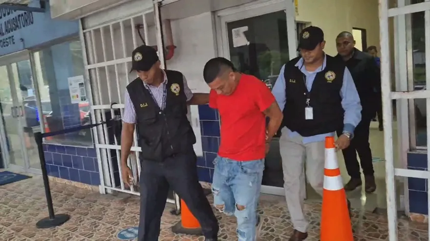 Momento en que el acusado sale detenido de la audiencia en La Chorrera por femicidio.
