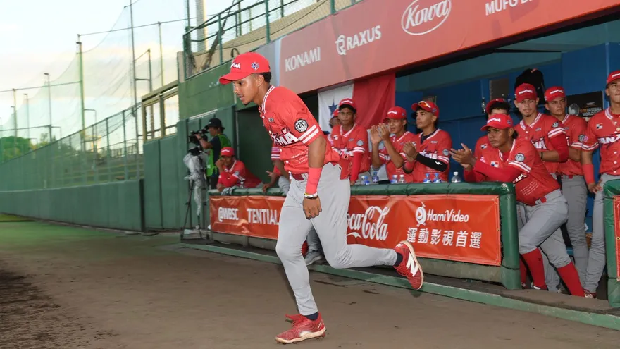 Jugadores de la Selección de Béisbol U18 de Panamá en el dugout