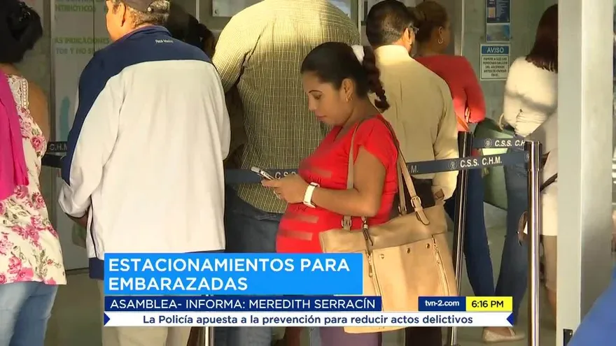 Aprueban ley que establece estacionamientos para embarazadas