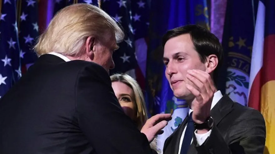 Jared Kushner (der) frente a su suegro Donald Trump.