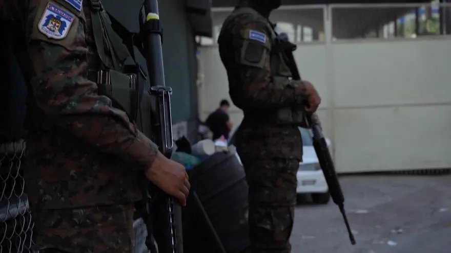 Los familiares de detenidos en El Salvador esperan en las afueras de una prisión.