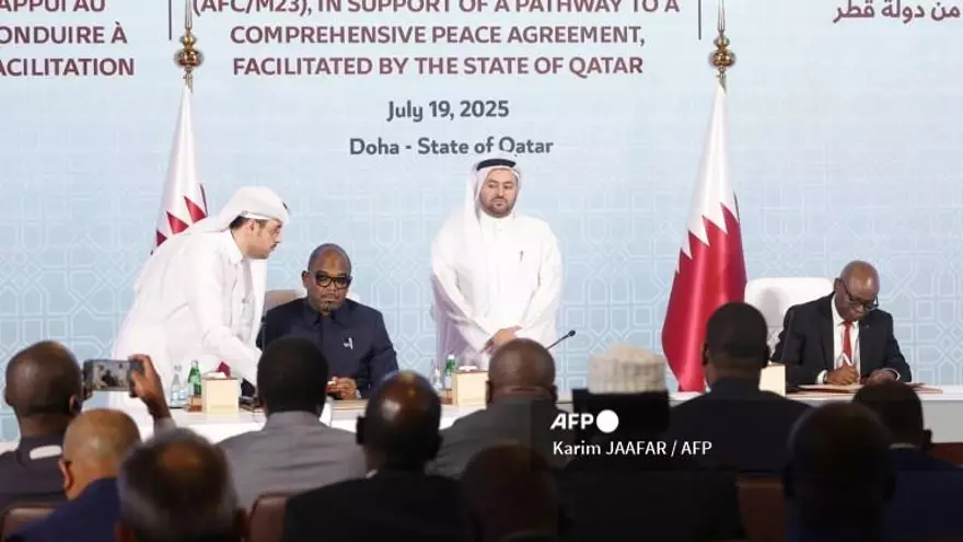 El negociador jefe de Qatar, Mohammed al-Khulaifi (C), se encuentra entre el mediador de paz Sumbu Sita Mambu, un alto representante del jefe de estado en la República Democrática del Congo (sentado de izq. a der.) y el secretario ejecutivo del grupo armado M23 respaldado por Ruanda, Benjamin Mbonimp (der.), mientras firman un acuerdo de alto el fuego en Doha el 19 de julio de 2025 para poner fin a los combates que han devastado el este del país, rico en minerales pero devastado por el conflicto.