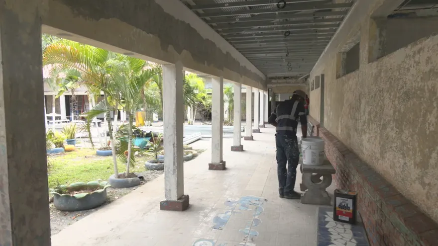 Personal que trabaja en la reparación de las escuelas