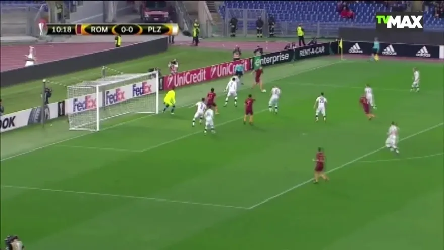 Perotti hizo un gol de rabona en la goleada de Roma sobre Viktoria Plzen